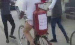 महंगाई पर प्रहार-साइकिल पर सिलेंडर लादकर वोट डालने पहुंचा कैंडिडेट महंगाई पर प्रहार-साइकिल पर सिलेंडर लादकर वोट डालने पहुंचा कैंडिडेट
