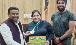 चैंपियनशिप में सिल्वर पदक लेकर लौटी स्नेहा का हुआ सम्मान चैंपियनशिप में सिल्वर पदक लेकर लौटी स्नेहा का हुआ सम्मान