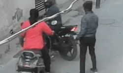 स्कूटी सवार महिला अफसर से सरेआम लूटी चैन- वीडियो वायरल