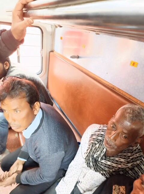 चलती ट्रेन की खिड़की तोड़कर घुसा सरिया-सीट पर बैठे यात्री की गर्दन के पार चलती ट्रेन की खिड़की तोड़कर घुसा सरिया-सीट पर बैठे यात्री की गर्दन के पार
