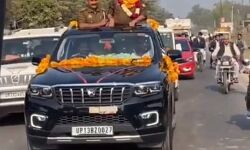 ट्रांसफर के बाद थानेदार की अनोखी विदाई- सनरूफ कार में हुए सवार