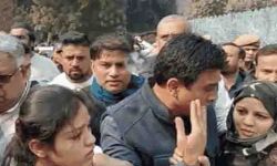 दहाड़े मारकर रोते पहुंचे सपा एमएलए का कमिश्नर के समक्ष सरेंडर दहाड़े मारकर रोते पहुंचे सपा एमएलए का कमिश्नर के समक्ष सरेंडर