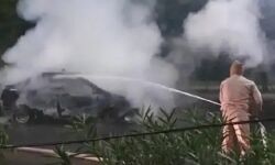 ऑटो से टक्कर के बाद धू धू करके जली कार- बनी आग का गोला