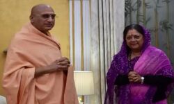 सत्ता वापसी की मन्नत को हरिद्वार पहुंची पूर्व सीएम- मीडिया से दूरी सत्ता वापसी की मन्नत को हरिद्वार पहुंची पूर्व सीएम- मीडिया से दूरी