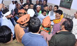 मंत्री कपिल का मुस्लिमों में स्वागत- BJP प्रत्याशी के पक्ष में मांगे वोट मंत्री कपिल का मुस्लिमों में स्वागत- BJP प्रत्याशी के पक्ष में मांगे वोट