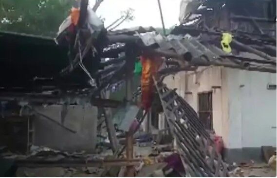 बूथ अध्यक्ष के घर के भीतर हुए धमाके में उड़ गए 2 लोगों के चिथड़े बूथ अध्यक्ष के घर के भीतर हुए धमाके में उड़ गए 2 लोगों के चिथड़े