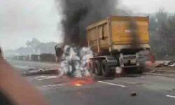 ट्रक और डंपर की भिडंत में तीन लोग जिंदा जले- मची अफरा तफरी ट्रक और डंपर की भिडंत में तीन लोग जिंदा जले- मची अफरा तफरी