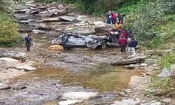 अनियंत्रित हुई कार खाई में गिरी- 4 बारातियों की मौत, दो की हालत गंभीर