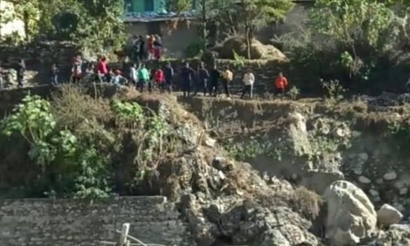 तटबंध निर्माण में लगे मजदूरों पर नेपाल की तरफ से पथराव- मची भगदड़