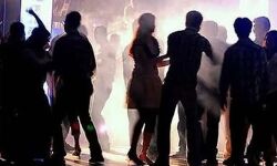 रेव पार्टी में 29 युवको के साथ मस्ती ले रही चार छात्राएं गिरफ्तार