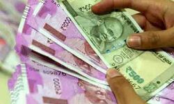 रुपए बांटकर खरीद रहे थे वोट-पुलिस ने कर लिये गिरफ्तार-बरामद हुए नोट रुपए बांटकर खरीद रहे थे वोट-पुलिस ने कर लिये गिरफ्तार-बरामद हुए नोट