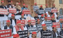 समाजवादी पार्टी का हल्ला बोल- विधानसभा ने दिया धरना समाजवादी पार्टी का हल्ला बोल- विधानसभा ने दिया धरना