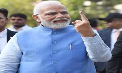 मोदी ने अहमदाबाद में किया मतदान मोदी ने अहमदाबाद में किया मतदान