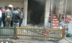 गारमेंट शोरूम में लगी आग में जलकर राख हुआ लाखों का माल