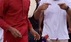 बीजेपी दफ्तर के बाहर से गुजर रहे राहुल ने हवा में फेंकी किस और किया..