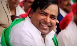 पावरफुल मंत्री रहे गायत्री प्रजापति पर शिकंजा- 4 करोड़ की संपत्ति जब्त पावरफुल मंत्री रहे गायत्री प्रजापति पर शिकंजा- 4 करोड़ की संपत्ति जब्त