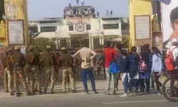 छात्र संघ चुनाव की प्रशासन ने नहीं दी अनुमति-ऊपर चढे छात्र नीचे कूदे छात्र संघ चुनाव की प्रशासन ने नहीं दी अनुमति-ऊपर चढे छात्र नीचे कूदे