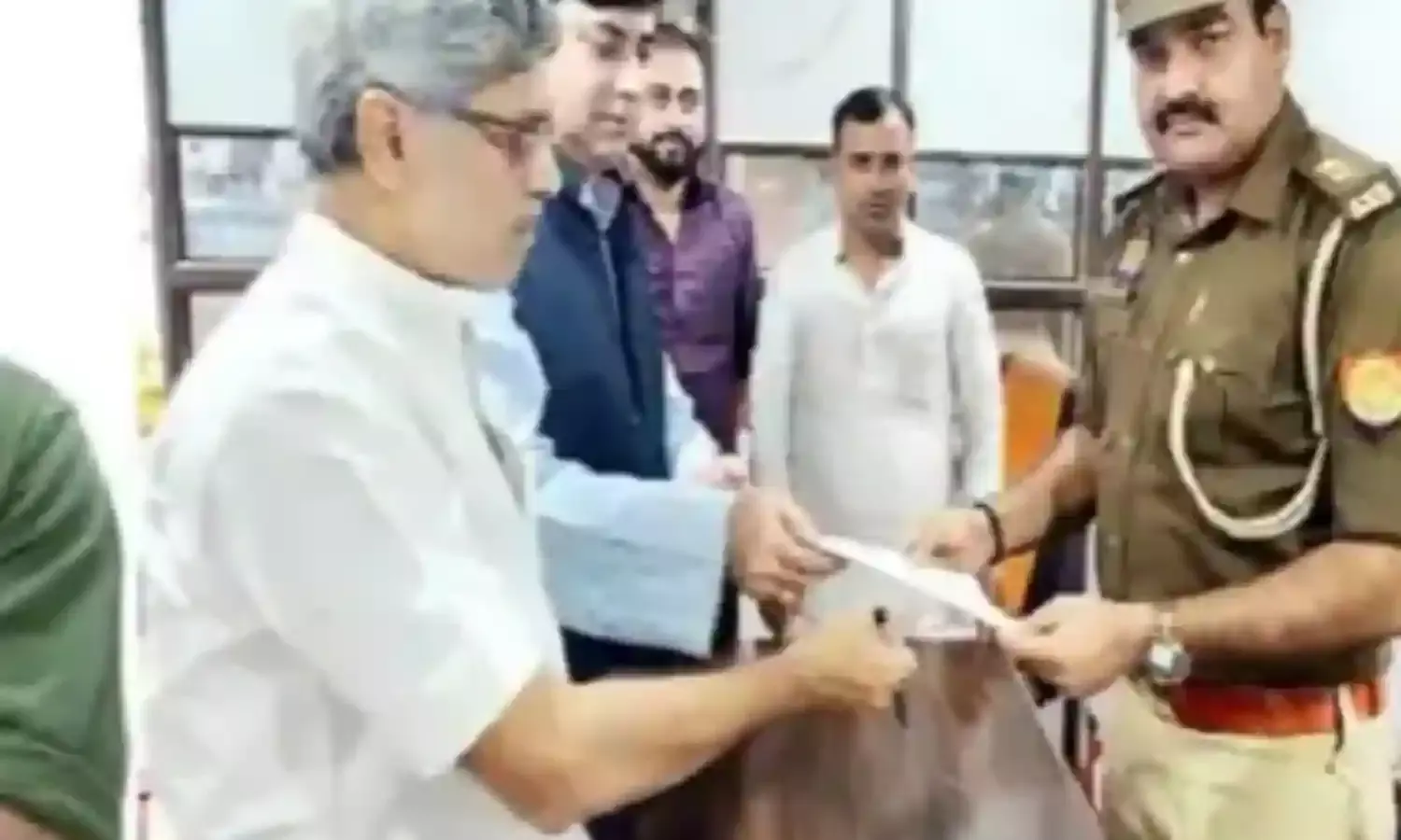 TV डिबेट में CM पर टिप्पणी में SP प्रवक्ता भगोड़ा घोषित- पोस्टर चस्पा