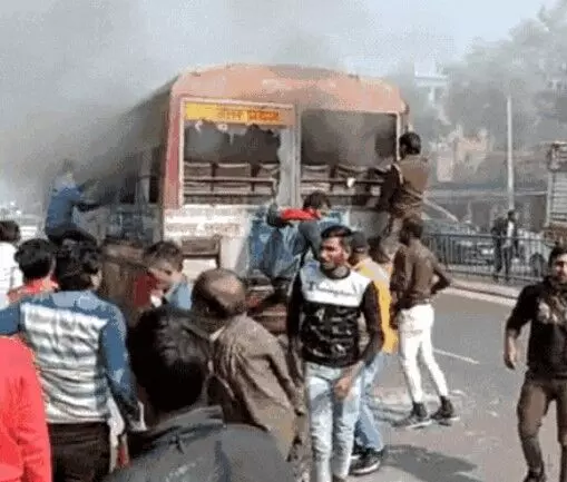 यात्रियों से भरी बस बनी आग का गोला- शीशे तोड़कर सवारियों को बाहर निकाला