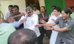 कैबिनेट मंत्री पर फेंकी काली स्याही- तीन अफसर व 7 कांस्टेबल सस्पेंड कैबिनेट मंत्री पर फेंकी काली स्याही- तीन अफसर व 7 कांस्टेबल सस्पेंड