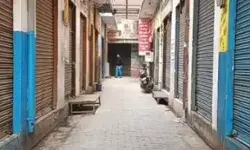 जीएसटी छापे के विरोध में बाजार बंद- व्यापारियों ने निकाला जुलूस जीएसटी छापे के विरोध में बाजार बंद- व्यापारियों ने निकाला जुलूस