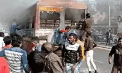 यात्रियों से भरी बस बनी आग का गोला- शीशे तोड़कर सवारियों को बाहर निकाला यात्रियों से भरी बस बनी आग का गोला- शीशे तोड़कर सवारियों को बाहर निकाला