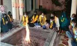 आजम खान के दबाव में मुस्लिम बने 80 लोगों की हिंदू धर्म में वापसी आजम खान के दबाव में मुस्लिम बने 80 लोगों की हिंदू धर्म में वापसी