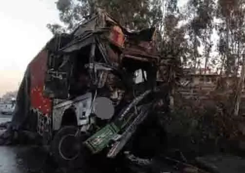 भिड़ंत के बाद ट्रक में लगी आग- जिंदा जलने से चालक की मौत