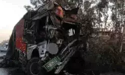 भिड़ंत के बाद ट्रक में लगी आग- जिंदा जलने से चालक की मौत