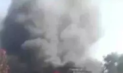 सड़क पर दौड़ता ट्रक बना आग का गोला- जलकर हुआ राख सड़क पर दौड़ता ट्रक बना आग का गोला- जलकर हुआ राख