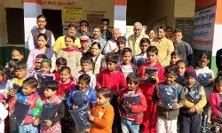 स्कूली बच्चों को गर्म कपड़े वितरित कर मेयर ने दिलाई ठंड से निजात