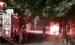 पार्क में खड़ी हुई थी कार- हुआ धमाका और लग गई आग