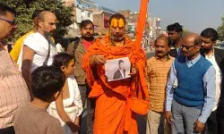 पठान फिल्म के विरोध में उतरे संत समाज ने फूंके शाहरुख के पोस्टर पठान फिल्म के विरोध में उतरे संत समाज ने फूंके शाहरुख के पोस्टर