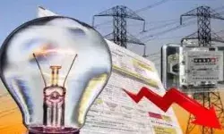 कार ने टक्कर मारकर ठप कर दी आधे नगर की बिजली कार ने टक्कर मारकर ठप कर दी आधे नगर की बिजली