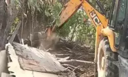 अवैध रूप से कब्जा कर बनाई मजारे बुलडोजर से ध्वस्त- लोगों में हडकंप