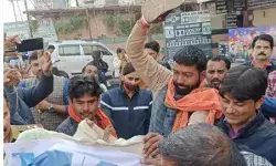 पठान को लेकर बवाल- दीपिका शाहरुख के पुतले फूंके, पुलिस से झड़प