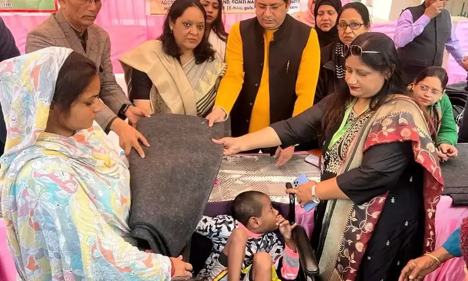 गुल फाउंडेशन ने बढ़ती ठंड में गरीब असहाय लोगों को बांटे कंबल