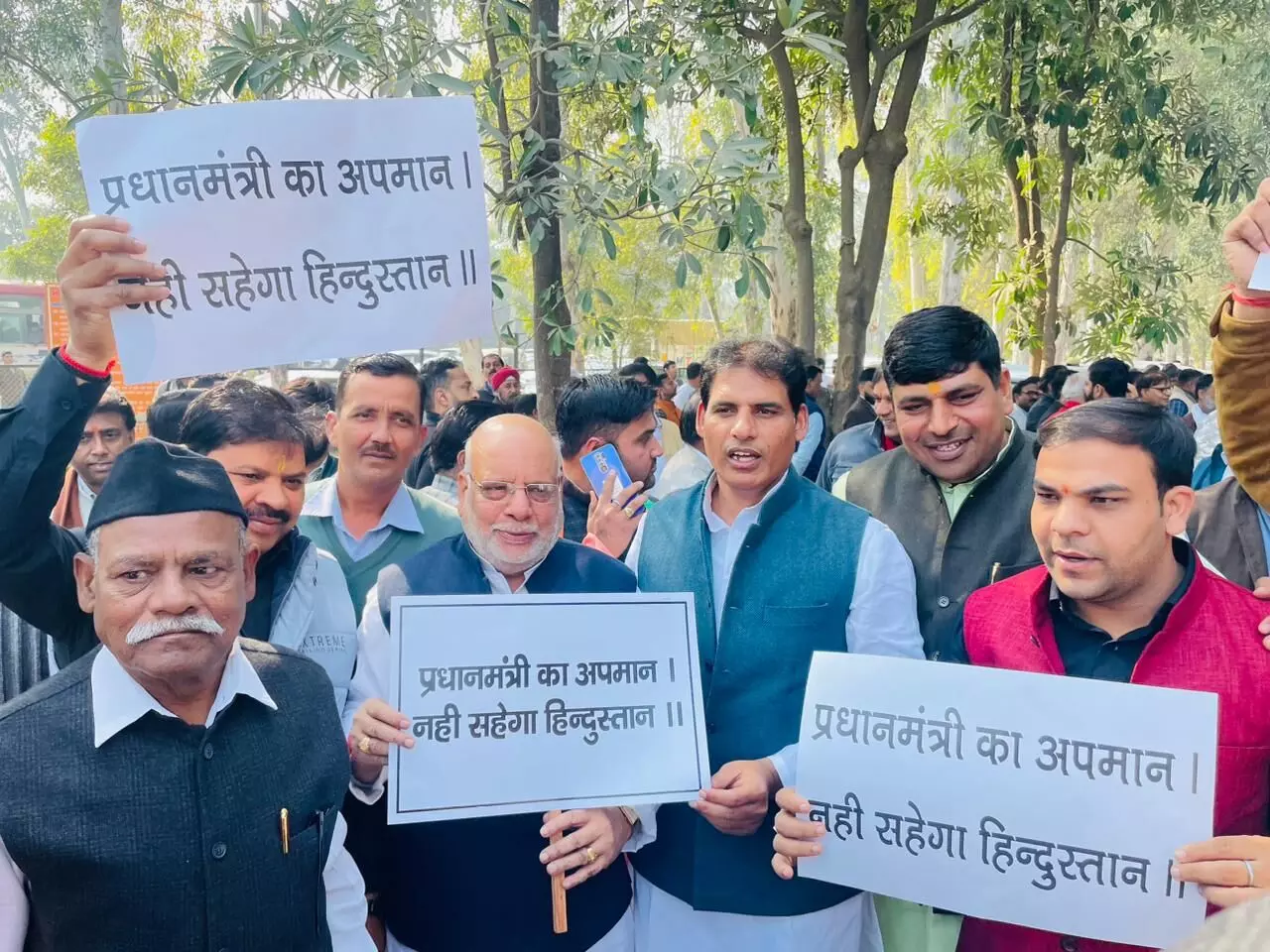 भाजपा नेता ईश्वर मावी दर्जनों समर्थकों के साथ प्रदर्शन में हुए शामिल भाजपा नेता ईश्वर मावी दर्जनों समर्थकों के साथ प्रदर्शन में हुए शामिल