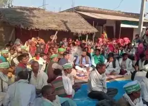 मक्खियों से निजात के लिए धरना प्रदर्शन- एमएलए प्रशासन पर आरोप