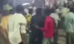 दो दलों के वर्करों में हिंसक झड़प-गाड़ियां फूकी- चली लाठियां लगी धारा 144 दो दलों के वर्करों में हिंसक झड़प-गाड़ियां फूकी- चली लाठियां लगी धारा 144