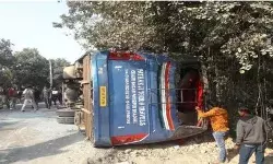 बाइक सवार को बचाने के चक्कर में स्कूली बस पलटी- दो बच्चों की मौत