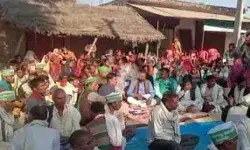 मक्खियों से निजात के लिए धरना प्रदर्शन- एमएलए प्रशासन पर आरोप मक्खियों से निजात के लिए धरना प्रदर्शन- एमएलए प्रशासन पर आरोप