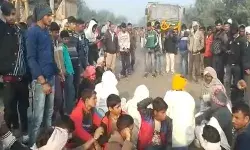 सैनिक के अंतिम संस्कार के लिए नहीं मिली जमीन- हाईवे किया जाम सैनिक के अंतिम संस्कार के लिए नहीं मिली जमीन- हाईवे किया जाम