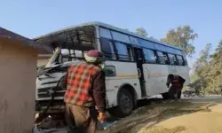 बेकाबू हुई फैक्ट्री की बस चेक पोस्ट में घुसी- कई श्रमिक घायल बेकाबू हुई फैक्ट्री की बस चेक पोस्ट में घुसी- कई श्रमिक घायल