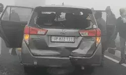 कोहरे से मचा कोहराम- लोडर कैंटर के भिडते ही 25 वाहनों की टक्कर कोहरे से मचा कोहराम- लोडर कैंटर के भिडते ही 25 वाहनों की टक्कर