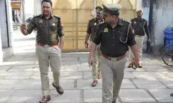 एसएसपी ने मतदान केंद्रों का निरीक्षण कर अधीनस्थों को दिये यह निर्देश एसएसपी ने मतदान केंद्रों का निरीक्षण कर अधीनस्थों को दिये यह निर्देश