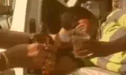 एंबुलेंस में चालक और मरीज ने एक साथ छलकाए जाम- वीडियो वायरल एंबुलेंस में चालक और मरीज ने एक साथ छलकाए जाम- वीडियो वायरल