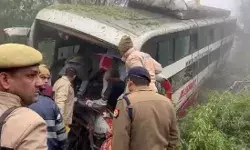 कोहरे का कहर- एक्सप्रेस वे पर रेलिंग तोड़कर नीचे गिरी बस- एक मरा कोहरे का कहर- एक्सप्रेस वे पर रेलिंग तोड़कर नीचे गिरी बस- एक मरा