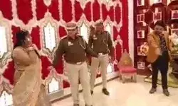 बालम बने थानेदार का डांस फ्लोर पर जलवा- नृत्य कर मचाया गदर बालम बने थानेदार का डांस फ्लोर पर जलवा- नृत्य कर मचाया गदर