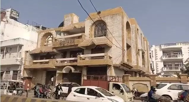 प्लाईवुड की दुकान पर इनकम टैक्स का छापा- दुकान बंद कर भागे कारोबारी